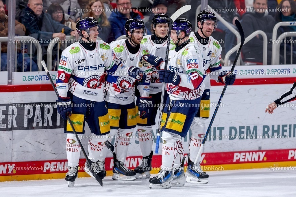 DEG12012501017 | 12.01.2025, Eishockey, Penny DEL, Düsseldorfer EG - Eisbären Berlin, PSD-BANK Dome: Torjubel nach dem 2:0 durch Marcel Noebels (Eisbären Berlin #92)