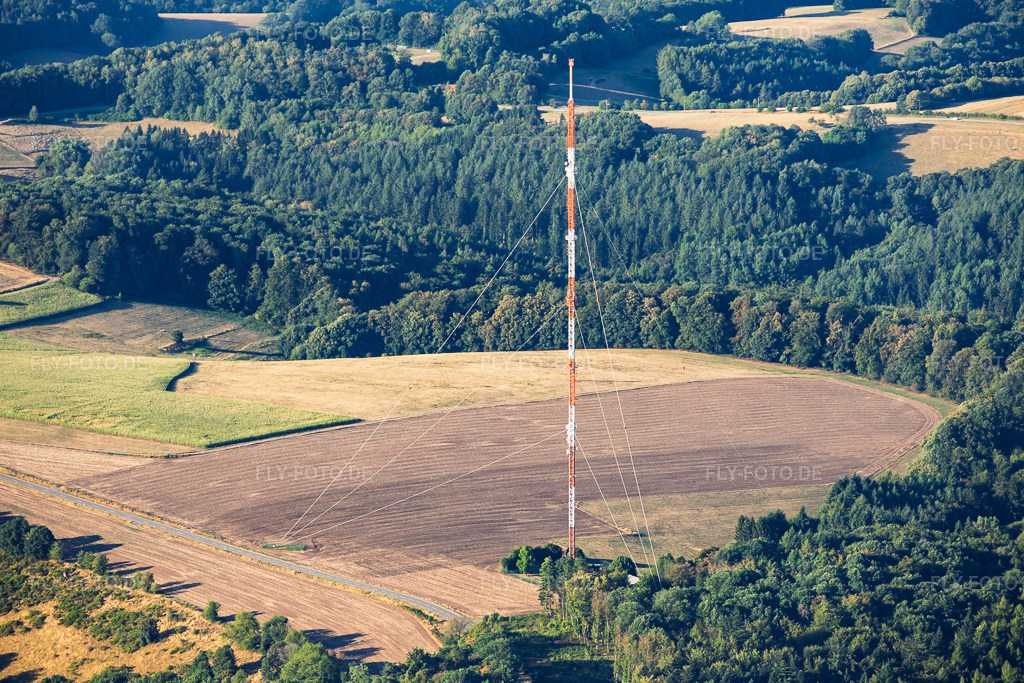 Luftbild: Mast des Sender Kettrichhof vom Südwestrundfunks für UKW, DAB und DVB-T im Ortsteil Kettrichhof in Lemberg im Bundesland Rheinland-Pfalz in Deutschland. – Foto: IMG_158560.jpg vom 14.08.2026 durch Werner Riehm/FLY-FOTO.de – Auflösung des Originals: 5586 x 3724 px