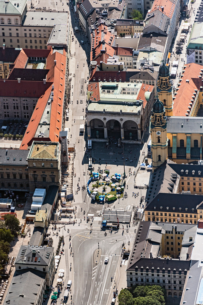 dr__0010011.jpg | MüNCHEN 18.09.2018 Feldherrnhalle und Theatinerkirche am Odeonsplatz in der Maxvorstadt in München im Bundesland Bayern. Die Feldherrnhalle ist eine klassizistische Loggia am südlichen Ende des Odeonsplatzes. Daneben steht die katholische Stiftskirche St. Kajetan des Theatinerordens. Sie war Hofkirche und ist mit ihren beiden Türmen im italienischen Spätbarock Teil des Ensembles am Odeonsplatz und damit Wahrzeichen und Touristenmagnet in der Stadt. // Feldherrnhalle and Theatine Church of St. Cajetan on the square Odeonsplatz in the Maxvorstadt part of Munich in the state of Bavaria. The Feldherrnhalle ( "Field Marshals' Hall") is a monumental loggia on the southern edge of the square. Next to it is the catholic church, a former court and royal church of the Theatine Order. With its two towers in the italian late baroque style, it is part of the Odeon's Square complex of buildings and landmarks. Foto: Daniel Reiter