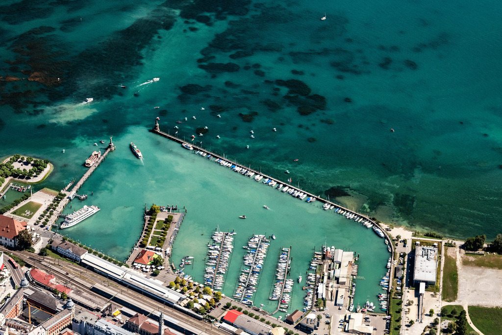 dr__0059026.jpg | KONSTANZ 20.08.2020 Schiffs- Anlegestellen am Hafenbecken des Binnenhafen für Passagierschiffe und Fährschiffe sowie Segel- und Sportboote in Konstanz im Bundesland Baden-Württemberg, Deutschland. // Ship moorings at the harbor basin of the inland port for passenger ships and ferries sowie Segel- and Sportboote in Konstanz in the state Baden-Wuerttemberg, Germany. Foto: Daniel Reiter