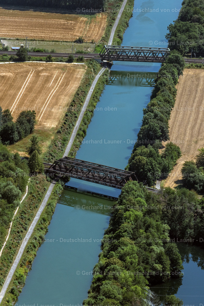4036071 | Eisenbahnbrücken über den Stichkanal Salzgitter bei Großgleidingen GROß GLEIDINGEN 31.07.2020 Kanalverlauf und Uferbereiche des Verbindungs- Kanales Stichkanal Salzgitter in Groß Gleidingen im Bundesland Niedersachsen, Deutschland. Weiterführende Informationen bei: Wasserstraßen- und Schifffahrtsverwaltung des Bundes, Außenbezirk Brohl. // Canal course and shore areas of the connecting canal Sticjkanal Salzgitter in Gross Gleidingen in the state Lower Saxony, Germany. Further information at: Wasserstrassen- und Schifffahrtsverwaltung des Bundes, Aussenbezirk Brohl. Foto: Gerhard Launer