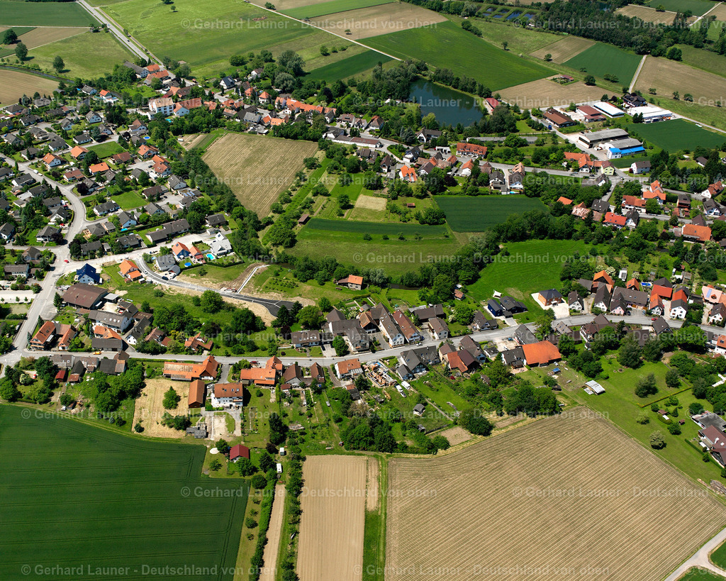 2626187 | DIERSHEIM 09.06.2006 Landwirtschaftliche Nutzflächen und Feldgrenzen  umsäumen das Siedlungsgebiet des Dorfes in Diersheim im Bundesland Baden-Württemberg, Deutschland // Agricultural land and field boundaries surround the settlement area of the village  in Diersheim in the state Baden-Wuerttemberg, Germany Foto: Gerhard Launer