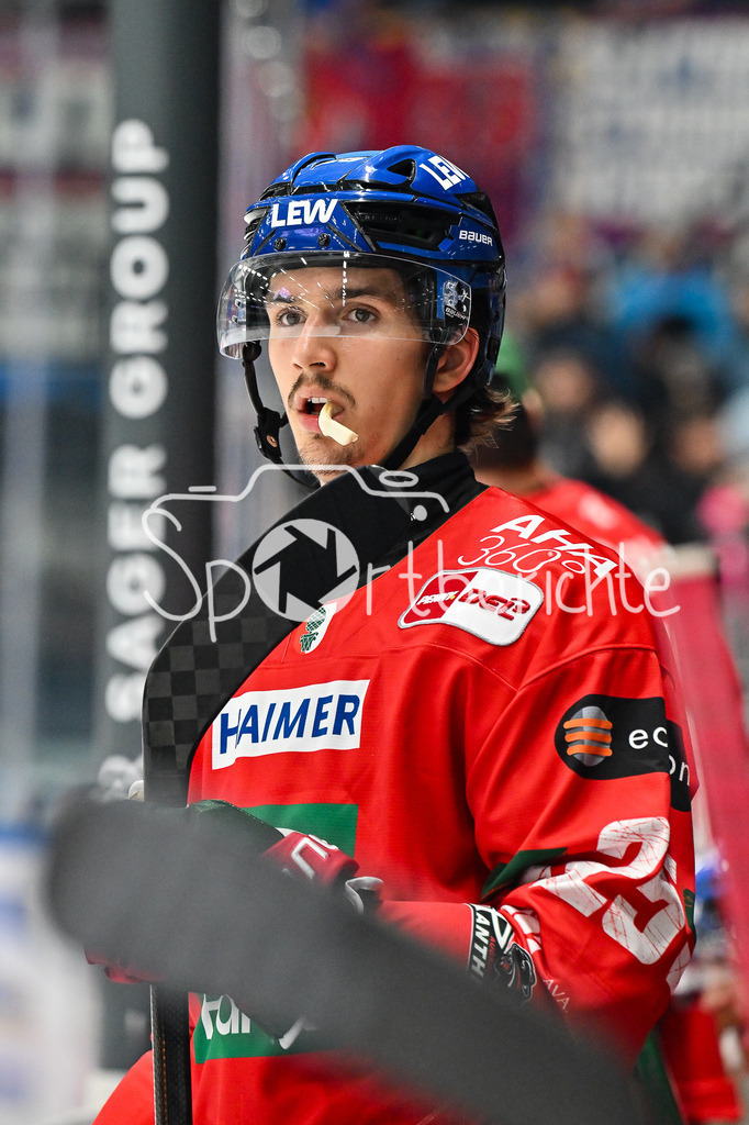 Augsburger Panther - Nürnberg Ice Tigers | AUGSBURG, GERMANY - 28. NOVEMBER: im Bild Christian HANKE (Augsburger Panther 25) auf der Bank der Panther beim Ligaspiel zwischen den Augsburger Panthern und den Nürnberg Ice Tigers am 23. Spieltag der Penny DEL im Curt Frenzel Stadion