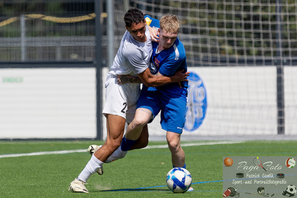 Testspiel: Spvgg. 03 Fechenheim - Türk Gücü Friedberg, 13.07.2024 | Ayew Moore (Spvgg. 03 Fechenheim #22) &amp; Nicola Jürgens (Türk Gücü Friedberg #9) im zweikampf um den Ball, Spvgg. 03 Fechenheim - Türk Gücü Friedberg, Frankfurt am Main, Sportanlage Birsteiner Straße, 13.7.2024 - Realisiert mit Pictrs.com