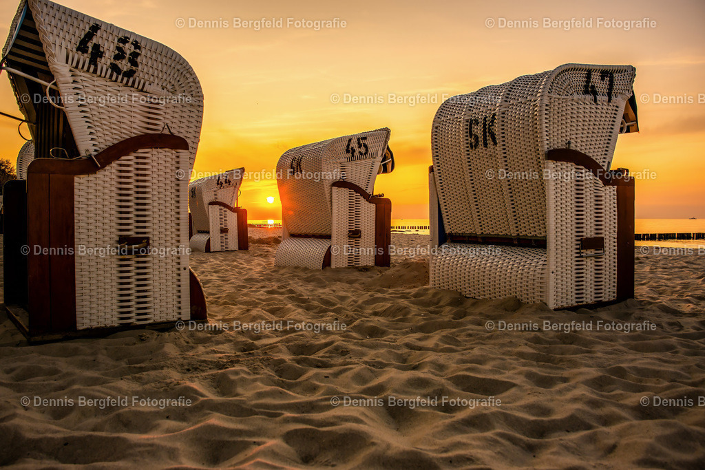 Strandkörbe | Entdecken Sie Natur, Makro und Tierfotografie von Dennis Bergfeld.Besondere Momente und Details der Natur, hochwertig als Foto und Wandbild erhältlich. - Realisiert mit Pictrs.com
