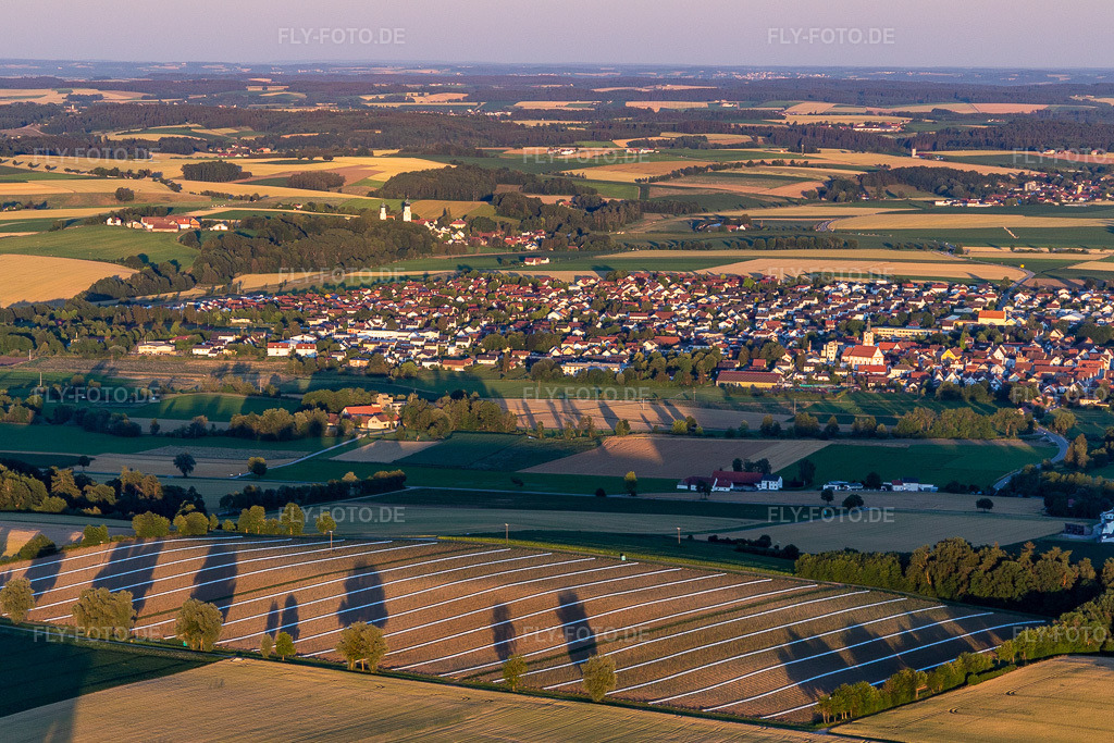Luftbild:  in Geiselhöring im Bundesland Bayern in Deutschland. – Foto: IMG_133352.jpg vom 03.07.2022 durch Werner Riehm/FLY-FOTO.de – Auflösung des Originals: 4471 x 2980 px – Stadt Geiselhöring