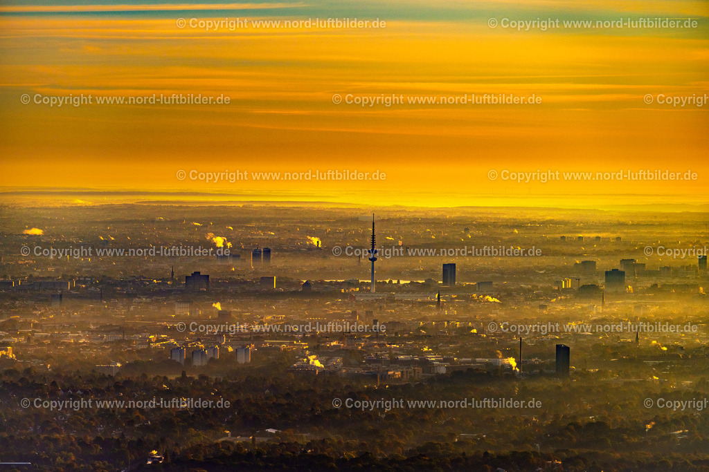 Hamburg_Fernsehturm_Im_Sonnenaufgang_ELS_7300181023 | HAMBURG 18.10.2023 Wetterlage mit schichtartiger Nebel- Bedeckung am Fernsehturm in Hamburg, Deutschland. // Weather with layered fog cover in Hamburg, Germany. Foto: Martin Elsen