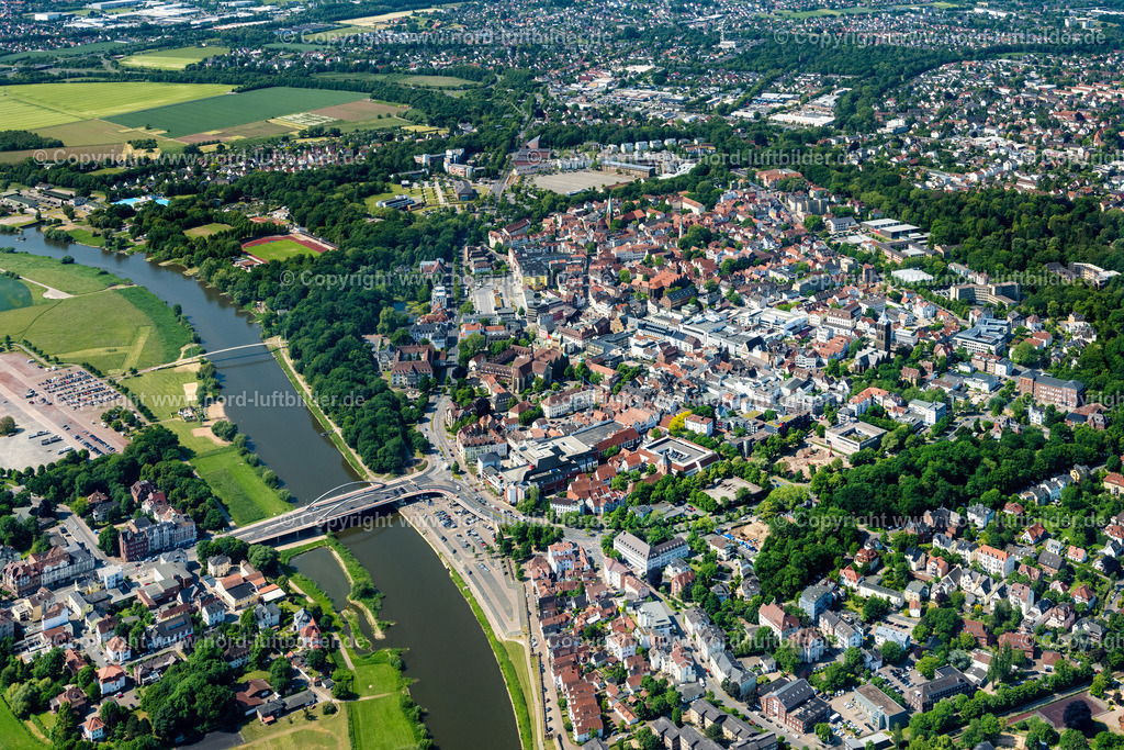 Minden_Altstadt_ELS_4761050623 | MINDEN 05.06.2023 Stadtansicht des Innenstadtbereiches an der Straße Scharn in Minden im Bundesland Nordrhein-Westfalen, Deutschland. // City view on down town on street Scharn in Minden in the state North Rhine-Westphalia, Germany. Foto: Martin Elsen