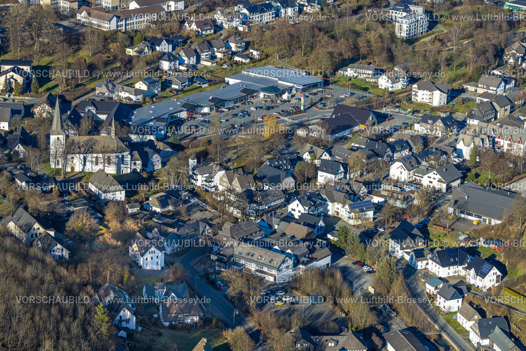 Eslohe230205155 | Luftbild, Ortszentrum mit  Kirche St. Peter und Paul, Einkaufszentrum Esselmarkt, Eslohe, Sauerland, Nordrhein-Westfalen, Deutschland
