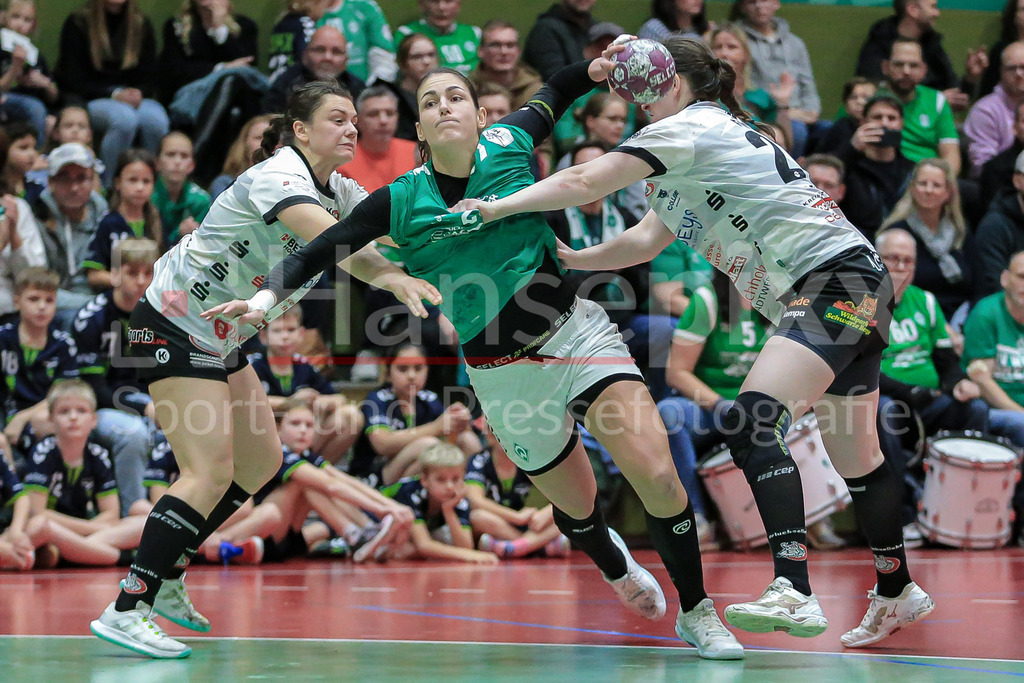 Handball, 2. Bundesliga Frauen, SV Werder Bremen - HL Buchholz 08-Rosengarten | v.li.: Anna Ansorge (HL Buchholz 08-Rosengarten, 77), Anna Lena Bergmann (SV Werder Bremen, 25) am Ball, Spielszene, Aktion, Action und Svea Geist (HL Buchholz 08-Rosengarten, 21) im Zweikampf, Duell