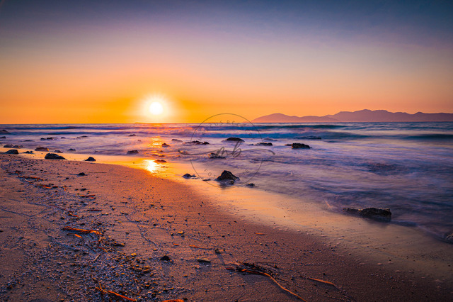 Strand bei Sonnenuntergang auf der Insel Kos | Strand auf der Insel Kos in der Nähe der Stadt Mastichari im Sommer bei Sonnenuntergang, Mastichari, Kos, Griechenland - Realisiert mit Pictrs.com