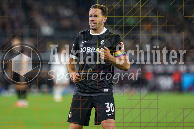 Borussia Mönchengladbach vs SC Freiburg - Bundesliga  | Mönchengladbach, Deutschland, 05.10.25:   Christian Günter (SC Freiburg) schaut waehrend des Spiels der Bundesliga zwischen Borussia Mönchengladbach vs SC Freiburg im Stadion im Borussia Park(Foto von Brauer-Fotoagentur / Adrian Schlueter)
