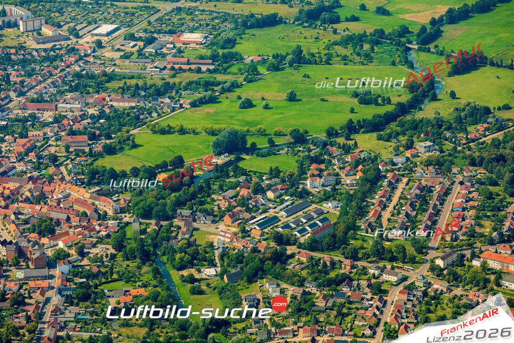 Stadt Osterburg von Oben- Die Luftaufnahme wurde 2025 vom UL-Flugzeug heraus erstellt ( keine Drohnenaufnahme ) - Hochauflösende Luftaufnahme - für Wandbilder und großformatige Ausdrucke geeignet. Das besondere Geschenk!Hier alle&nbsp;Infos zur Lizenzierung der LuftaufnahmeWir fliegen auch dieses Jahr wieder in Ihre Region um Luftbilder zu erstellen.- Luftbild anfragen