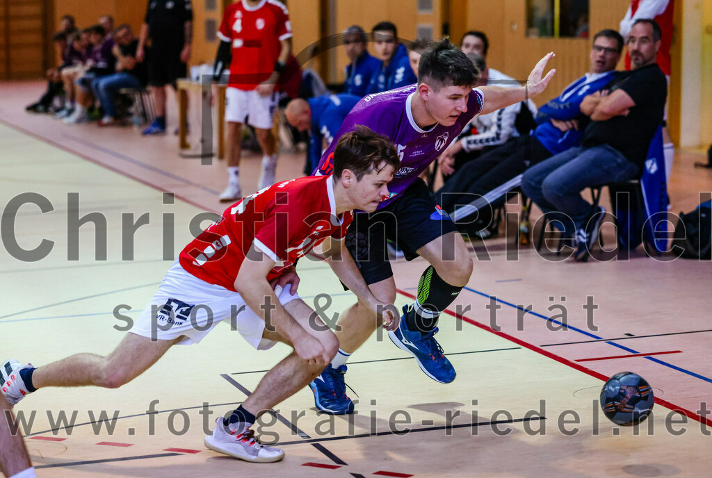 2023-10-21_012_SpVgg_Altenerding_III_gegen_TSV_Taufkirchen-Vils | Erding, Deutschland, 21.10.2023:
Handball, Bezirksklasse Männer Staffel Ost 2023 / 2024, 4. Spieltag, SpVgg Altenerding III gegen TSV Taufkirchen/Vils, Endergebnis: 27:32

Julian Mühlenbeck (TSV Taufkirchen/Vils, #74), Mike Göthe (SpVgg Altenerding, #75)

Foto: Christian Riedel / fotografie-riedel.net