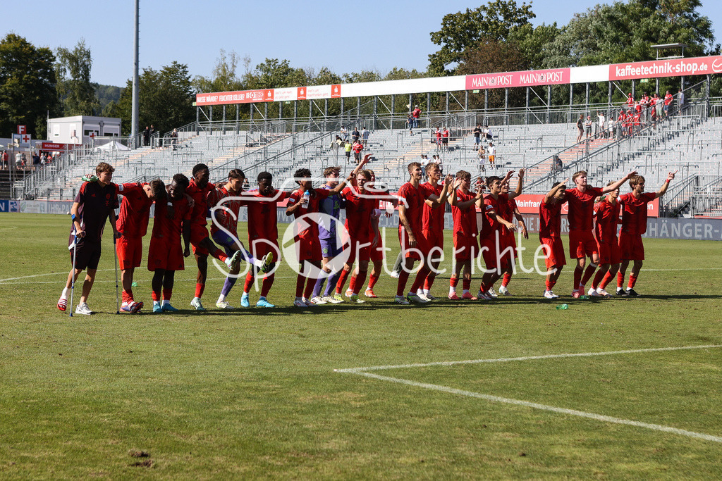 FC Würzburger Kickers - FC Bayern Amateure | Die Spieler der kleinen Bayern feiern ausgelassen den Sieg in Wuerzburg mit den mitgereisten Anhaengern / Regionalliga Bayern: FC Würzburger Kickers - FC Bayern München II, AKON Arena am 24.08.2024
