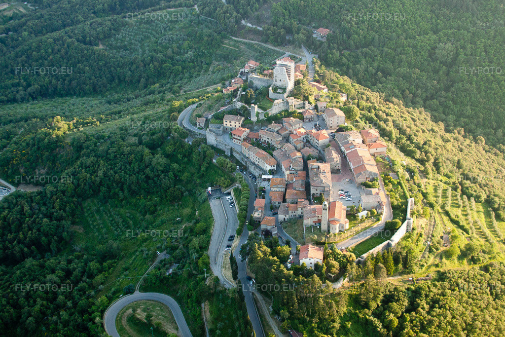 Vue aérienne: Vue de la ville à Civitella in Val di Chiana dans le département Arezzo, Italie. Photo: IMG_27958.jpg prise le 30/05/2010 par Werner Riehm/FLY-FOTO.eu – Résolution de l'original: 4054 x 2702 px