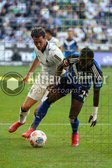 Borussia Mönchengladbach vs Hamburger SV - Bundesliga  | Mönchengladbach, Deutschland, 24.08.25:   Joseph Michael Scally (Borussia Mönchengladbach) und Jean-Luc Dompe (Hamburger SV) im Kampf um den Ball waehrend des Spiels der Bundesliga zwischen Borussia Mönchengladbach vs Hamburger SV im Stadion im Borussia Park(Foto von Brauer-Fotoagentur / Adrian Schlueter)