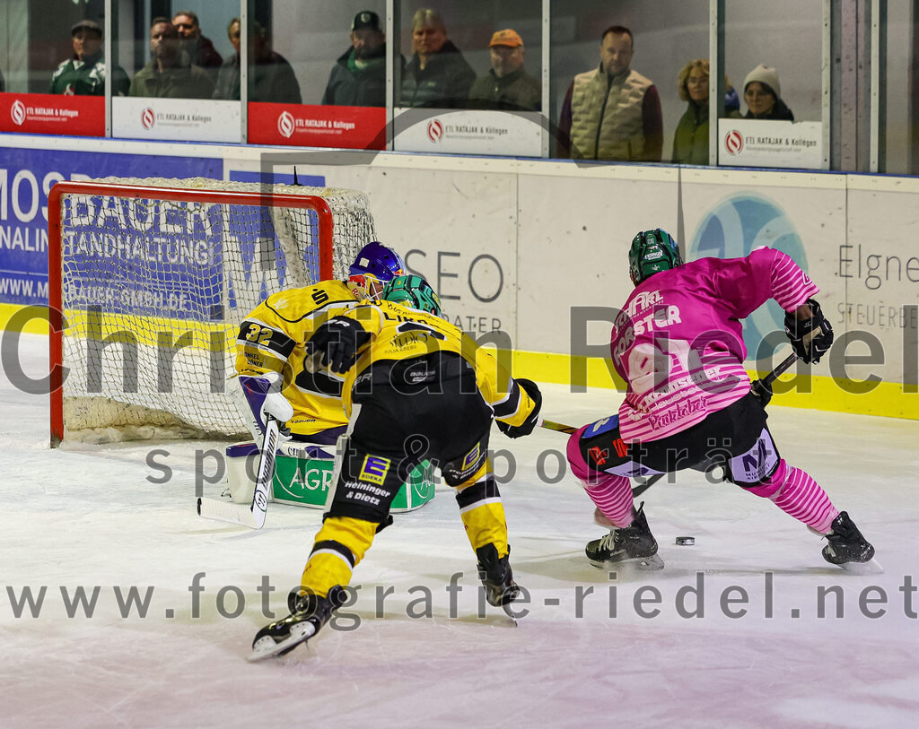 2025-10-28_126_TSV_Erding_gegen_Toelzer_Loewen | Erding, Deutschland, 28.10.2025:Eishockey, Oberliga Süd 2025 / 2026, 13. Spieltag, TSV Erding gegen Tölzer Löwen, Endergebnis: 2:5Torwart Matthias Bittner (Tölzer Löwen, #32), Maximilian Forster (Erding Gladiators, #81)Foto: Christian Riedel / fotografie-riedel.net