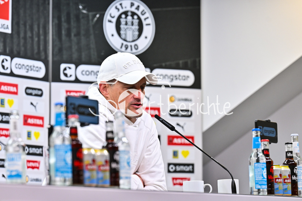 FC St. Pauli - FC Bayern München | ST. PAULI, DEUTSCHLAND - 11. APRIL: im Bild Alexander BLESSIN Trainer FC St. Pauli auf der Pressekonferenz / Einzelfoto / Freisteller nach dem Bundesligamatch zwischen dem FC St. Pauli und dem FC Bayern München am 29. Spieltag im Millerntor Stadion / DFL REGULATIONS PROHIBIT ANY USE OF PHOTOGRAPHS AS IMAGE SEQUENCES AND/OR QUASI-VIDEO