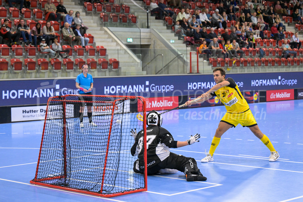 HC Rychenberg vs UHC Uster - 14. October 2022 | HC Rychenberg vs UHC Uster
AXA Arena, Winterthur
Tobias Studer (#23 HC Rychenberg) erzielt gegen Nicola Brütsch (#37 UHC Uster) ein Penaltytor mittels Zorro-Move.
Bild: Sportfotografie Markus Aeschimann | www.markus-aeschimann.ch - Realisiert mit Pictrs.com