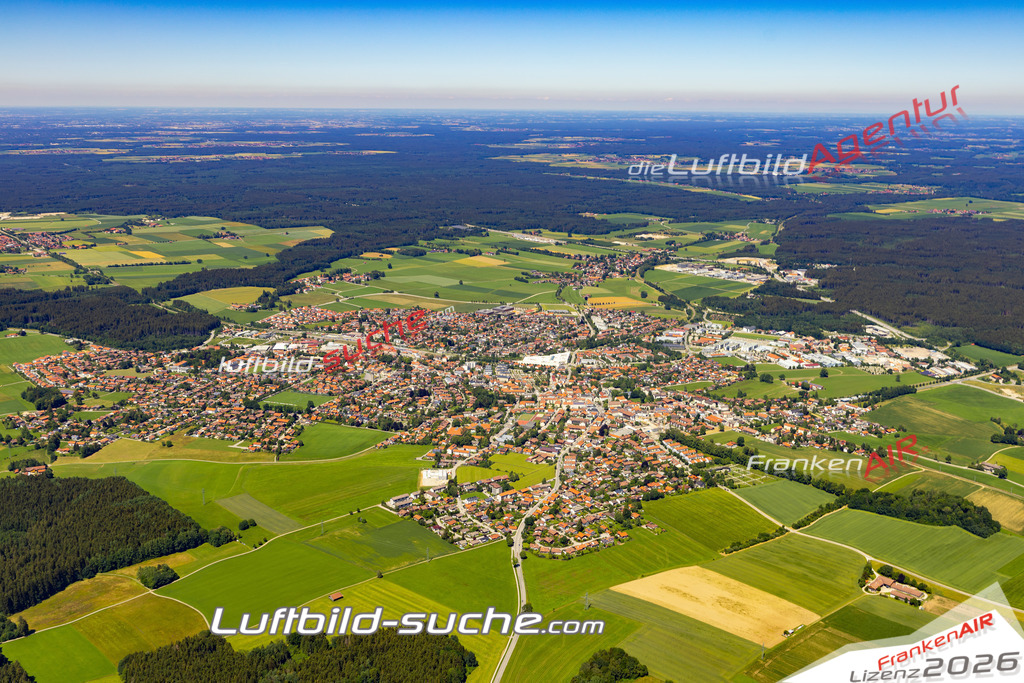 Aktuelles Luftbild von  Holzkirchen - Die Luftaufnahme wurde 2022 mittels UL-Flugzeug erstellt ( keine Drohne ) - hochauflösende Kamera-Systeme von  Canon -Beste Qualität - Für grossformatige Ausdrucke geeignet. Die Geschenkidee !