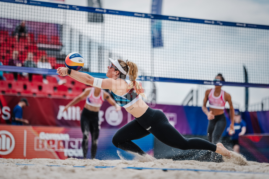 Beachvolleyball | Frauen | German Beach Tour 2024 | Tourstop Bremen | 07.06.2024 | Sandra Ferger springt zum Ball