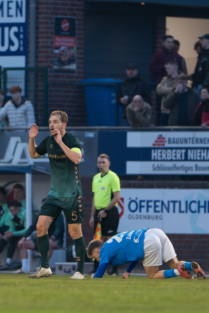 Fußball I Herren I Saison 2025-2026 I Regionalliga Nord I 25. Spieltag I TuS Blau-Weiß Lohne - Werder Bremen II I 5747 | Cimo Röcker (5, SV Werder Bremen II) neben Jannik Zahmel (27, TuS BW Lohne) - Realisiert mit Pictrs.com