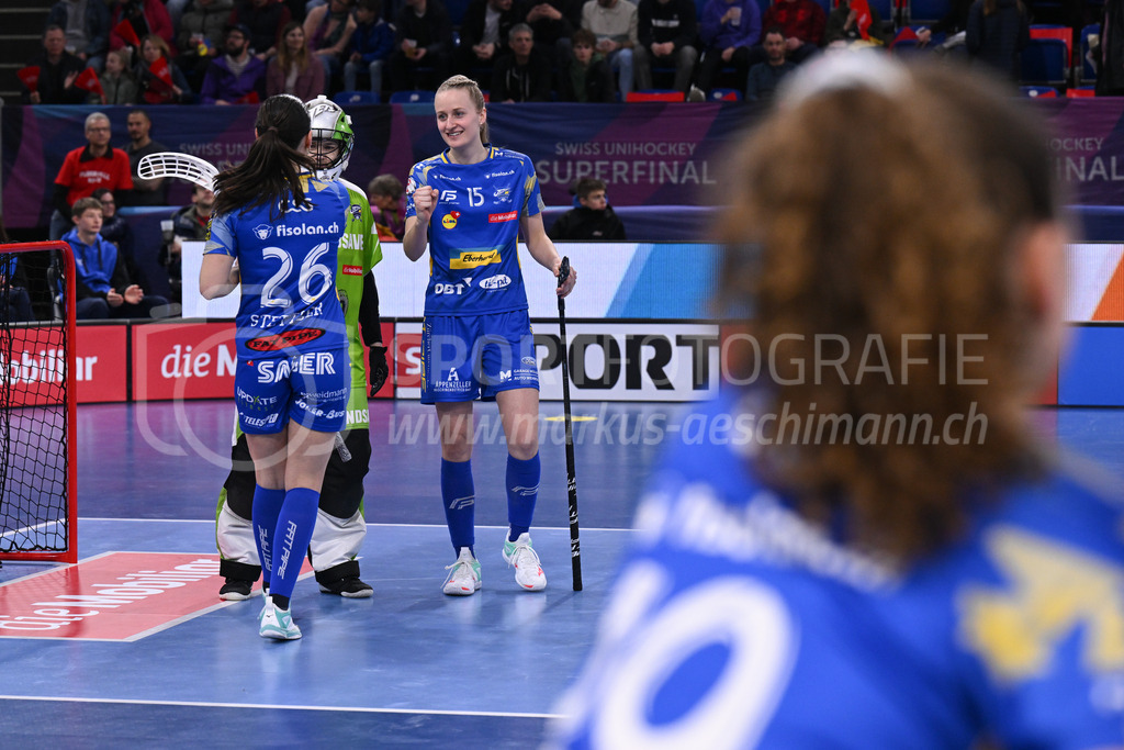 Kloten-Dietlikon Jets vs Skorpion Emmental Zollbrück - 15. April 2023 | 15.04.2023, Kloten, stimo arena, Swiss Unihockey Superfinal Frauen: Kloten-Dietlikon Jets - UHV Skorpion Emmental, Starting Six mit Celine Stettler (#26 Kloten-Dietlikon Jets), Livia Werz (#41 Kloten-Dietlikon Jets) und Sindy Rueegger (#15 Kloten-Dietlikon Jets). - Realisiert mit Pictrs.com