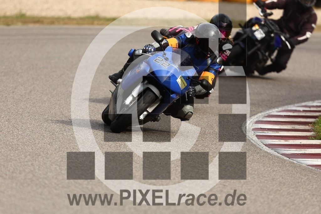 0022-20260921_01329 | Schöne Erinnerungen an spannende Momente - das festzuhalten ist unser Job. PIXELrace.de ist seit 2003 auf den Rennstrecken Europas unterwegs um die Action draußen beim Fahren und die wunderbare Stimmung imm Fahrerlager für euch einzufangen.