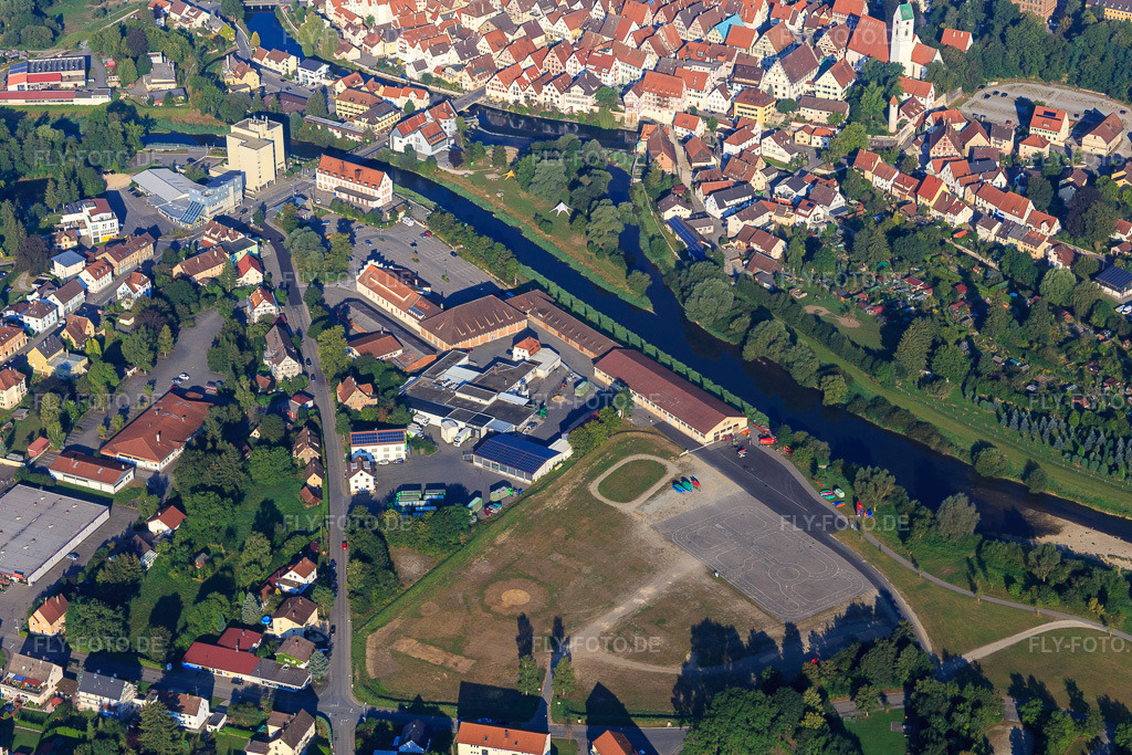 Luftbild: Stadthalle, Neue Markthalle, Verkehrsübungsplatz und Festplatz am Donauufer in Riedlingen im Bundesland Baden-Württemberg in Deutschland. Foto: IMG_094122.jpg vom 27.08.2016 durch Werner Riehm/FLY-FOTO.deWWW.RIEDLINGEN.DE