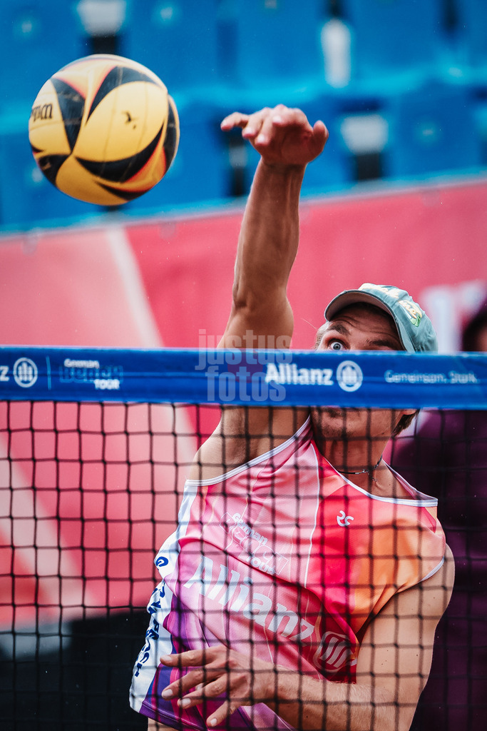 Beachvolleyball | Männer | Allianz German Beach Tour 2025 | Tourstop Hamburg | 29.05.2025 | Ole Schwarmann beim Angriff