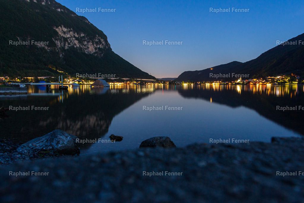 Lichter über Capolago – Abendstimmung am Lago di Lugano | Ein zauberhafter Blick bei einsetzender Dämmerung über den Lago di Lugano in Richtung Capolago. Die Lichter der Ortschaft spiegeln sich sanft im Wasser, während der Himmel langsam in die Nacht übergeht. Diese Aufnahme zeigt die stille Schönheit des Tessins und eignet sich perfekt als stimmungsvolles Wandbild für Liebhaber ruhiger Abendlandschaften.