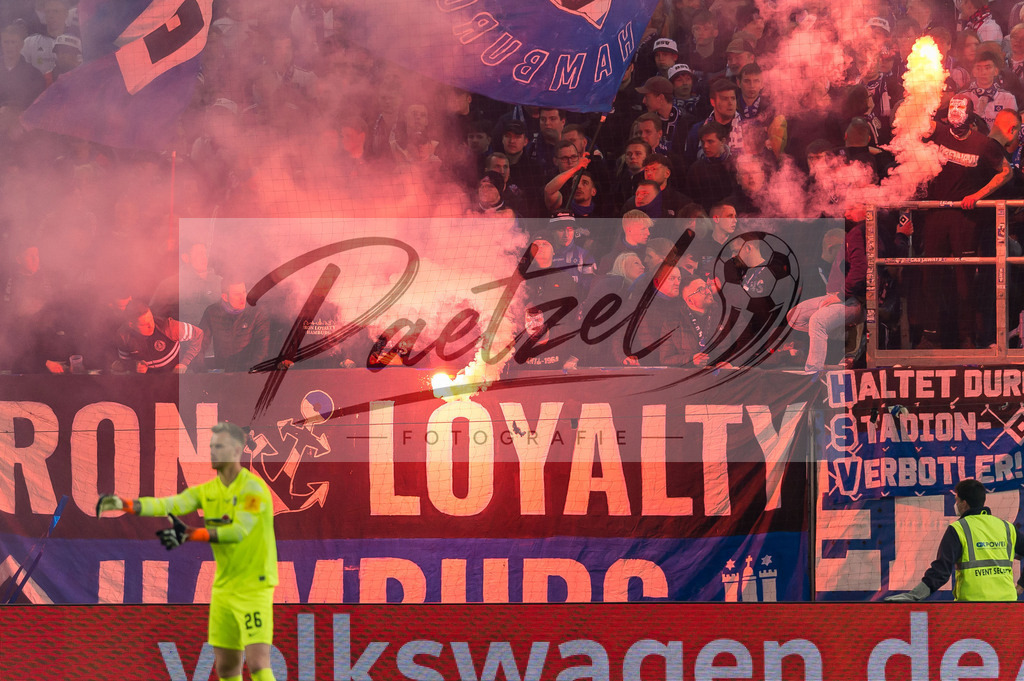 HSVSCF20220419_216 | Fussball, Herren: . Fans von Hamburger SV beim DFB-Pokal-Halbfinalspiel zwischen Hamburger SV und SC Freiburg im Volksparkstadion am 19.04.2022 in Hamburg, Deutschland.DFB / DFL REGULATIONS PROHIBIT ANY USE OF PHOTOGRAPHS AS IMAGE SEQUENCES AND/OR QUASI-VIDEO. - Realisiert mit Pictrs.com