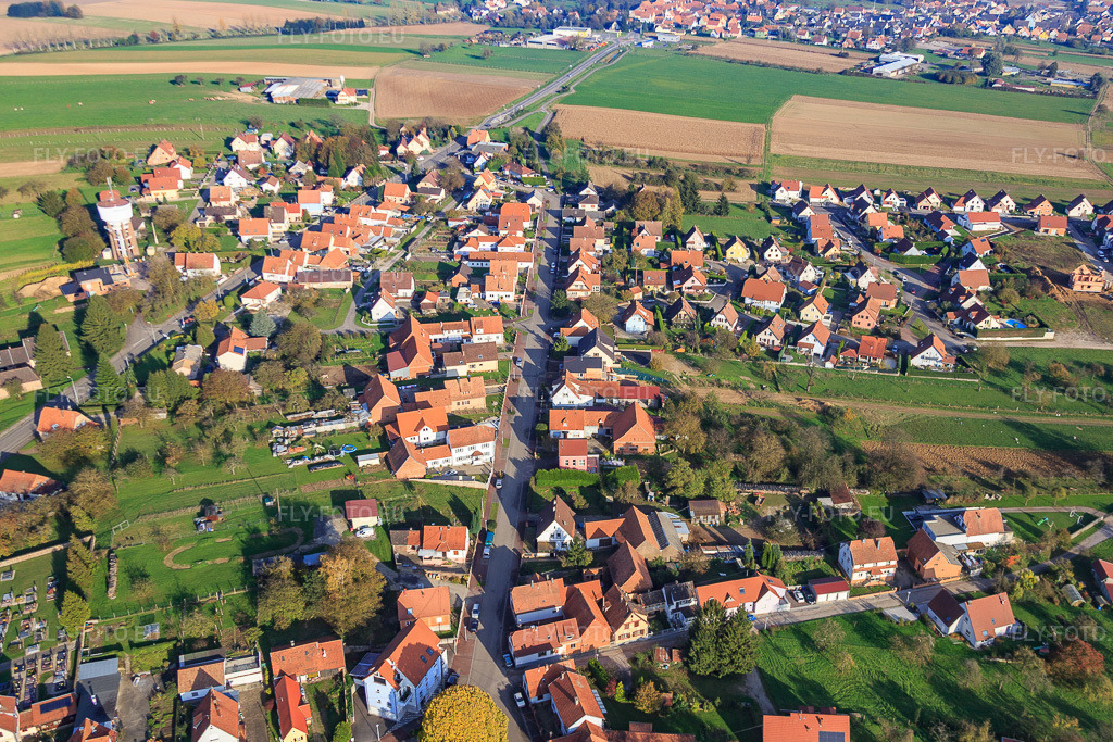 Vue aérienne: Rue des Romains à Rittershoffen dans le département Bas Rhin, France – .Photo: IMG_075620.jpg prise le 01/11/2014 par Werner Riehm/FLY-FOTO.eu – Résolution de l'original: 4878 x 3252 px