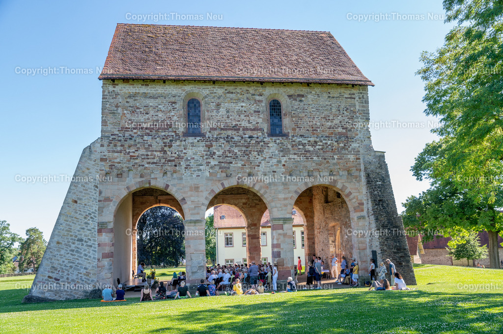 DSC_8947 | Das Kirchenfragment gehört zur Basilika des frühen 12. Jahrhunderts. Es bildete einst die drei westlichen Joche des Mittelschiffs der Vorkirche der Nazarius-Basilika, die im 30jährigen Krieg, 1621, weitgehend zerstört wurde. Es ist wahrscheinlich, dass es im Bereich des Kirchenfragments Vorgängerbauten gegeben hat.
