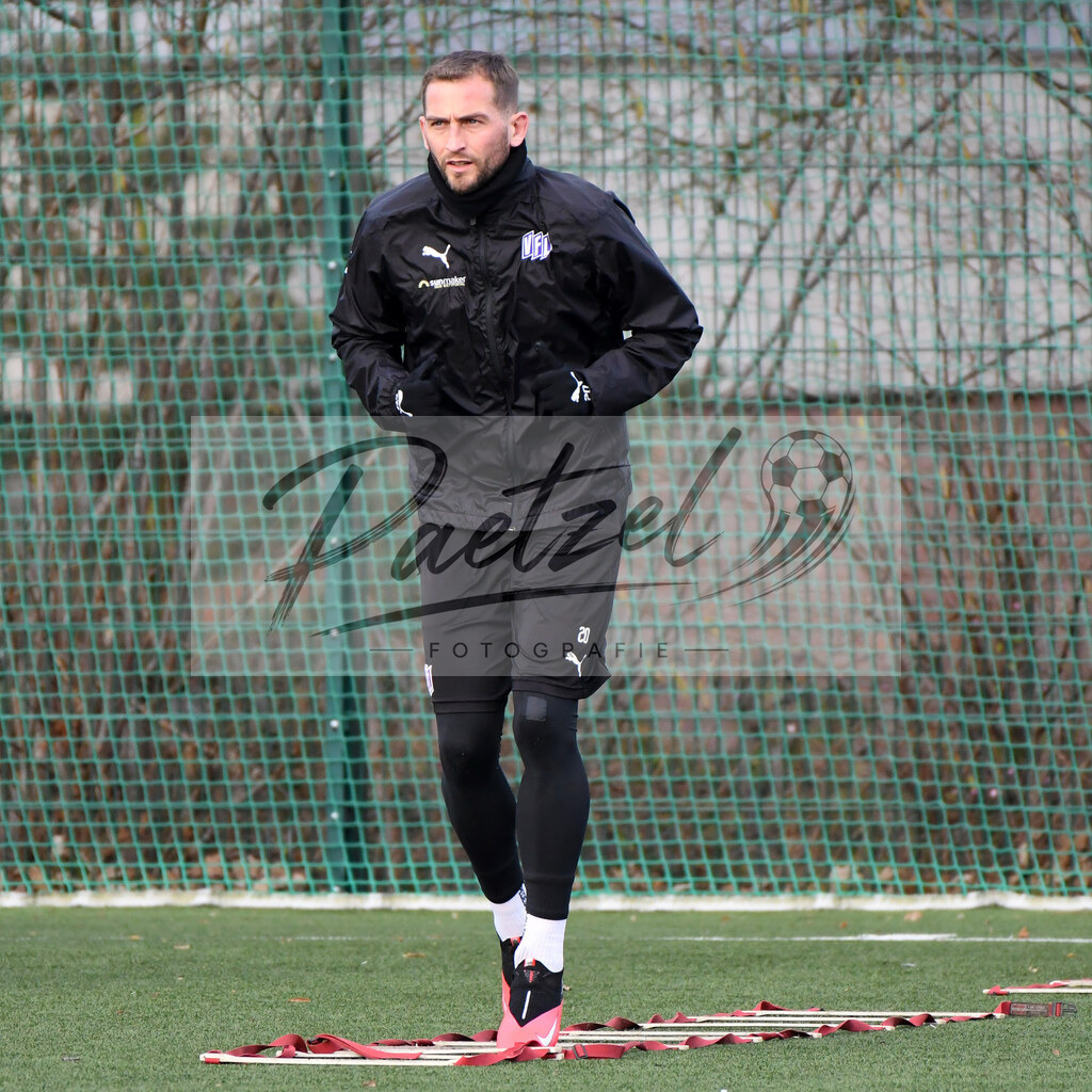 20200131_TRAOSN_0006 | Fußball, Herren: Marc Heider (VfL Osnabrueck) waermt sich auf waehrend der Trainingseinheit des VfL Osnabrueck im Sportpark Illoshoehe am 31.01.2020 in Osnabrueck, Deutschland. - Realisiert mit Pictrs.com