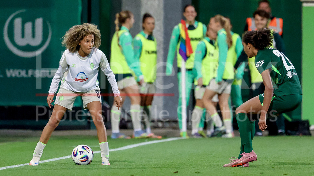 Fussball, Google Pixel Frauen-Bundesliga, VfL Wolfsburg - SV Werder Bremen | v.li.: Amira Arfaoui (SV Werder Bremen, 8) und Cora Zicai (VfL Wolfsburg, 28) im Zweikampf, Duell, Dynamik, Aktion, Action, Spielszene, DIE DFB-RICHTLINIEN UNTERSAGEN JEGLICHE NUTZUNG VON FOTOS ALS SEQUENZBILDER UND/ODER VIDEOÄHNLICHE FOTOSTRECKEN. DFB REGULATIONS PROHIBIT ANY USE OF PHOTOGRAPHS AS IMAGE SEQUENCES AND/OR QUASI-VIDEO.