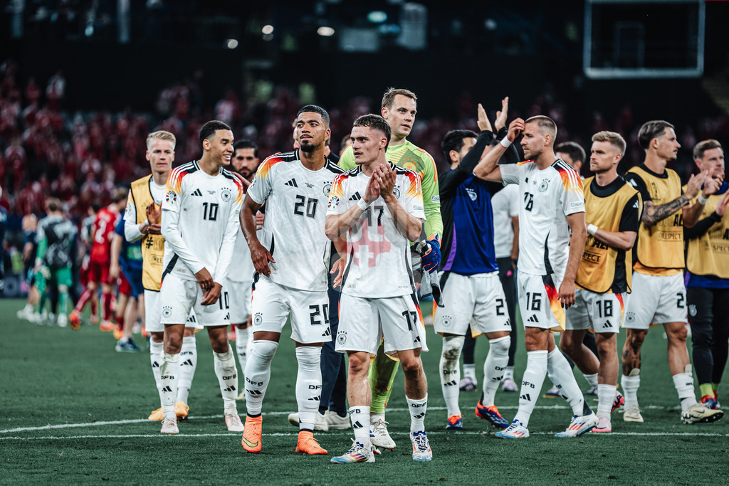 Fußball | Herren | UEFA-Fußball-Europameisterschaft 2024 | Achtelfinale | Deutschland vs. Dänemark | 29.06.2024 | in der mitte klatscht Florian Wirtz (#17, Deutschland) zu den Fans