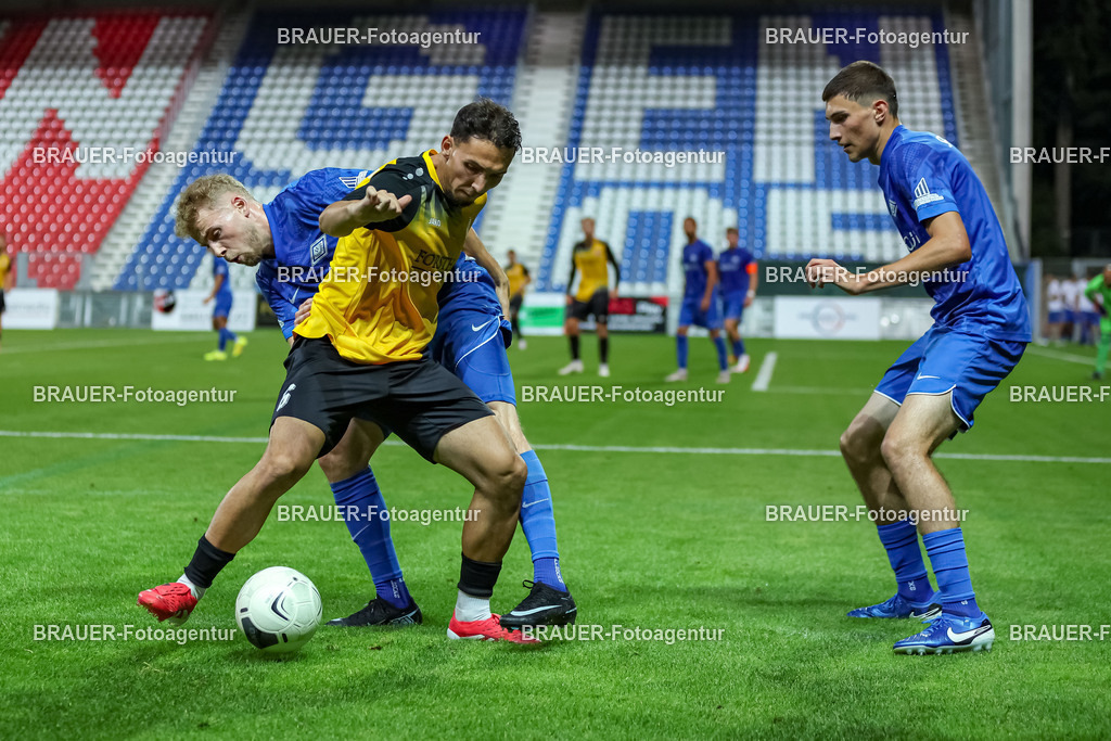 SB_KFCBAU_20250815_6153.JPG -  - KFC Uerdingen - SF Baumberg - Oberliga Niederrhein | Krefeld, Deutschland, 15.08.25: Nedzhib Hadzha (KFC Uerdingen)  und Timo Hölscher (SF Baumberg) im Kampf um den Ball während des Oberliga Niederrhein Spiels zwischen KFC Uerdingen - SF Baumberg in der Grotenburg Stadion am 15. August 2025 in Krefeld, Deutschland. (Foto von Stefan Brauer/Brauer-Fotoagentur)