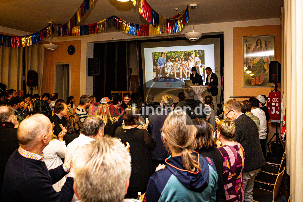 Benefizabend zur Rettung der Eishalle Peißenberg | Benefizabend Eishalle, Benefizabend zur Rettung der Eishalle Peißenberg, 20250123,Ryan Murphy verkündet Unterstützung, Applaus mit Standing Ovation,2025-01-23 in Peißenberg (Pfarrheim St. Barbara)Ryan MurphyCopyright: WolfgangxLindner foto-lindner.de
