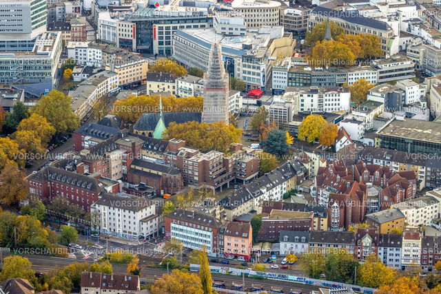 Bochum231102709 | Luftbild, Baustelle mit Reparatur und Sanierung am verhüllten Kirchturm der kath. Propsteikirche St. Peter und Paul, Krankenhaus St. Elisabeth Hospital, Modehaus Baltz Bekleidungsgeschäft, Wohngebiet, Gleisdreieck, Bochum, Ruhrgebiet, Nordrhein-Westfalen, Deutschland
