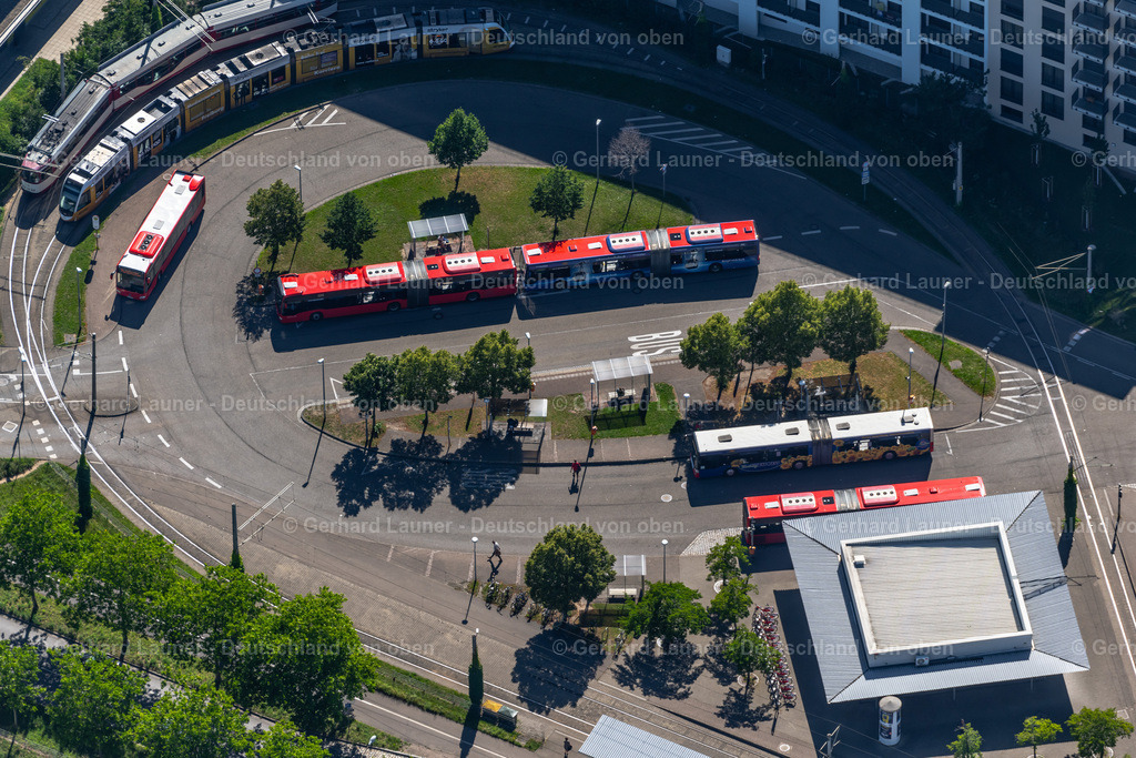 4033747 | FREIBURG IM BREISGAU 30.06.2020 TRAM - Straßenbahn - Bus - Haltestelle im Nahverkehr der Verkehrsbetriebe Freiburger Verkehrs AG (VAG) an der Munzinger Straße im Ortsteil Sankt Georgen in Freiburg im Breisgau im Bundesland Baden-Württemberg, Deutschland. Weiterführende Informationen bei: VAG Verkehrs-Aktiengesellschaft. // Tram - Stop of the public transport company Freiburger Verkehrs AG on street Munzinger Strasse in the district Sankt Georgen in Freiburg im Breisgau in the state Baden-Wuerttemberg, Germany. Further information at: VAG Verkehrs-Aktiengesellschaft. Foto: Gerhard Launer