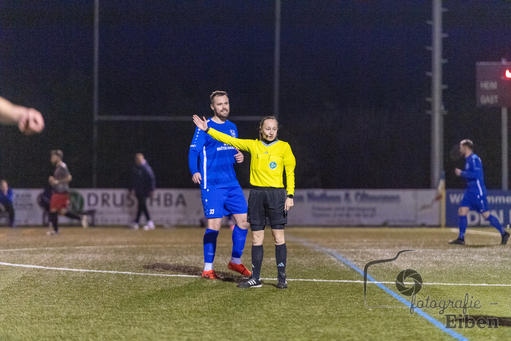 FC Rastede-FC Hude | Herren Bezirksliga; FC Rastede (blau)-FC Hude (grau) am 27.03.2024; in Rastede (Sportanlage Köttersweg), Photo: Philip Eiben 2024 - Realisiert mit Pictrs.com