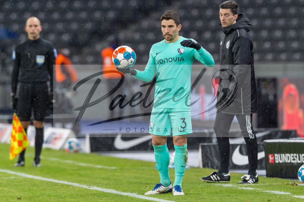 HERBOC20220204_281 | Fussball, Herren: Danilo Soares (VfL Bochum) schaut bei dem Spiel der 1. Bundesliga zwischen Hertha BSC und VfL Bochum im Olypiastadion am 04.02.2022 in Berlin, Deutschland.DFB / DFL REGULATIONS PROHIBIT ANY USE OF PHOTOGRAPHS AS IMAGE SEQUENCES AND/OR QUASI-VIDEO. - Realisiert mit Pictrs.com