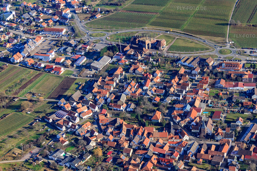 Luftbild: Dorfansicht mit Deutsches Weintor von Westen im Ortsteil Schweigen in Schweigen-Rechtenbach im Bundesland Rheinland-Pfalz in Deutschland. Foto: IMG_48376.jpg vom 11.12.2011 durch Werner Riehm/FLY-FOTO.deAuflösung des Originals: 4752 x 3168 px