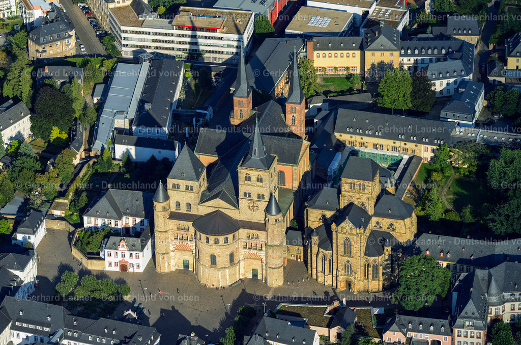 3291004 | Die Hohe Domkirche St. Peter zu Trier ist die älteste Bischofskirche Deutschlands und die Mutterkirche des Bistums Trier