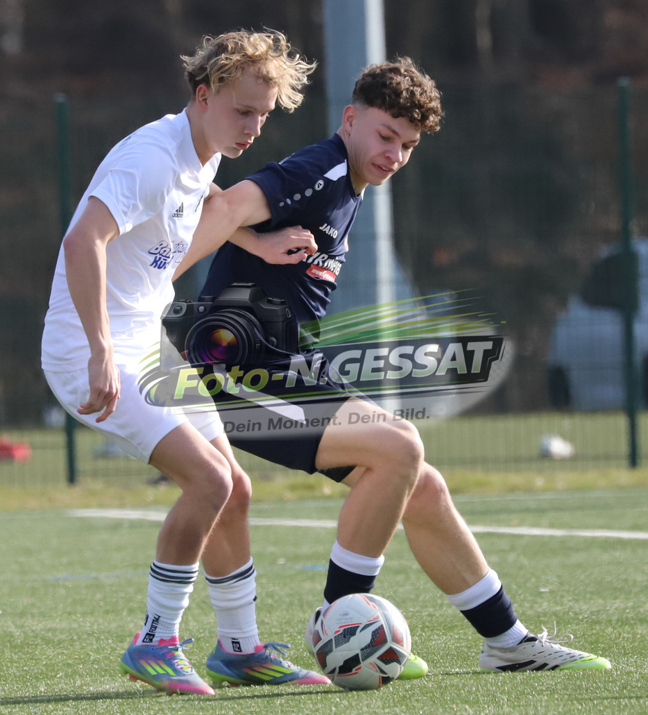 TuS Bruchmühlen - VfL Holsen | Auf dem Bild zu sehen: weiß TuS Bruchmühlen: Ben Joris Meyer ; schwarz VfL Holsen: Colin Wordelmann TuS Bruchmühlen, VfL Holsen, Saison 25/26, Kreisliga A, Deutschland - Realisiert mit Pictrs.com