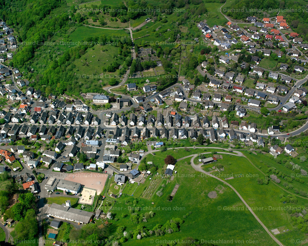 2610326 | NANZENBACH 05.07.2006 Ortsansicht der Straßen und Häuser der Wohngebiete in Nanzenbach im Bundesland Hessen, Deutschland // Town View of the streets and houses of the residential areas in Nanzenbach in the state Hesse, Germany Foto: Gerhard Launer