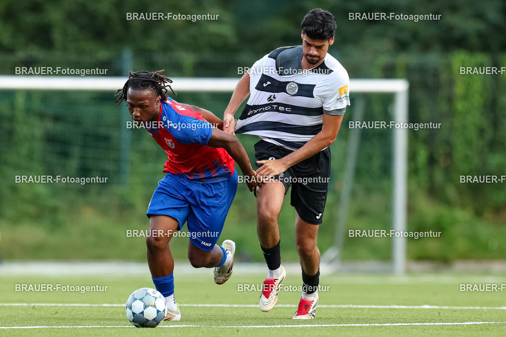 1_KFCWAT_20250723_0837.JPG -  - KFC Uerdingen - SG Wattenscheid 09 - Testspiel | Krefeld, Deutschland, 23.07.25: Derick Kwaku Gyamfi (KFC Uerdingen) und Serhat Kacmaz (SG Wattenscheid 09) im Kampf um den Ball waehrend des Testspiel Spiels zwischen KFC Uerdingen - SG Wattenscheid 09 in der Covestro Sportpark am 23. July 2025 in Krefeld, Deutschland. (Foto von Stefan Brauer/Brauer-Fotoagentur)