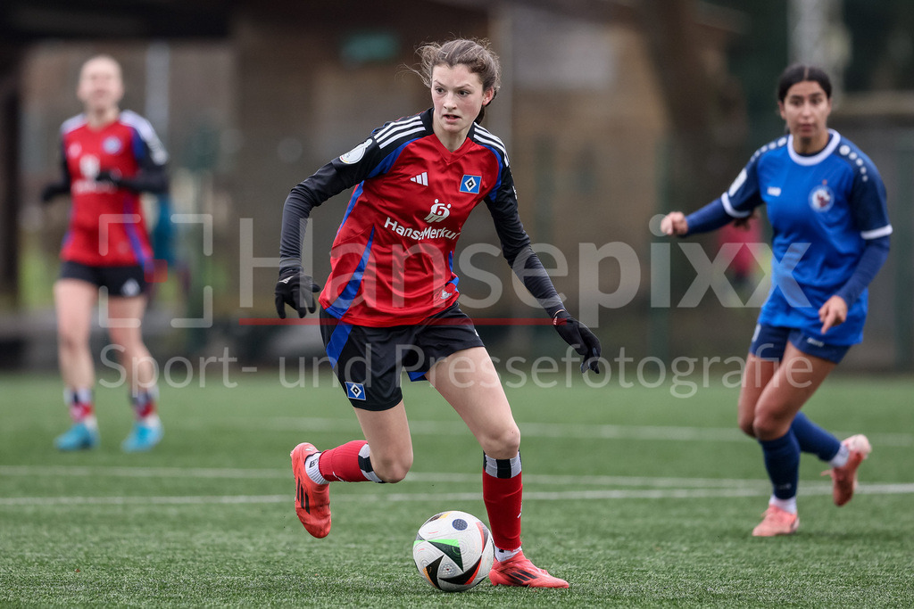 Fussball, Testspiel Frauen, Hamburger SV - 1. FFC Turbine Potsdam | v.li.: Lotta Wrede (Hambruger SV, 32) am Ball, Einzelbild, Ganzkörper, Aktion, Action, Spielszene